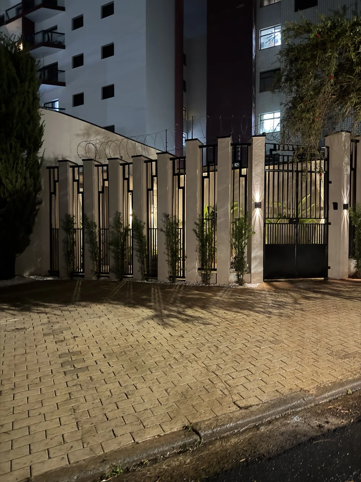 Fachada da CLINOR em Americana à noite